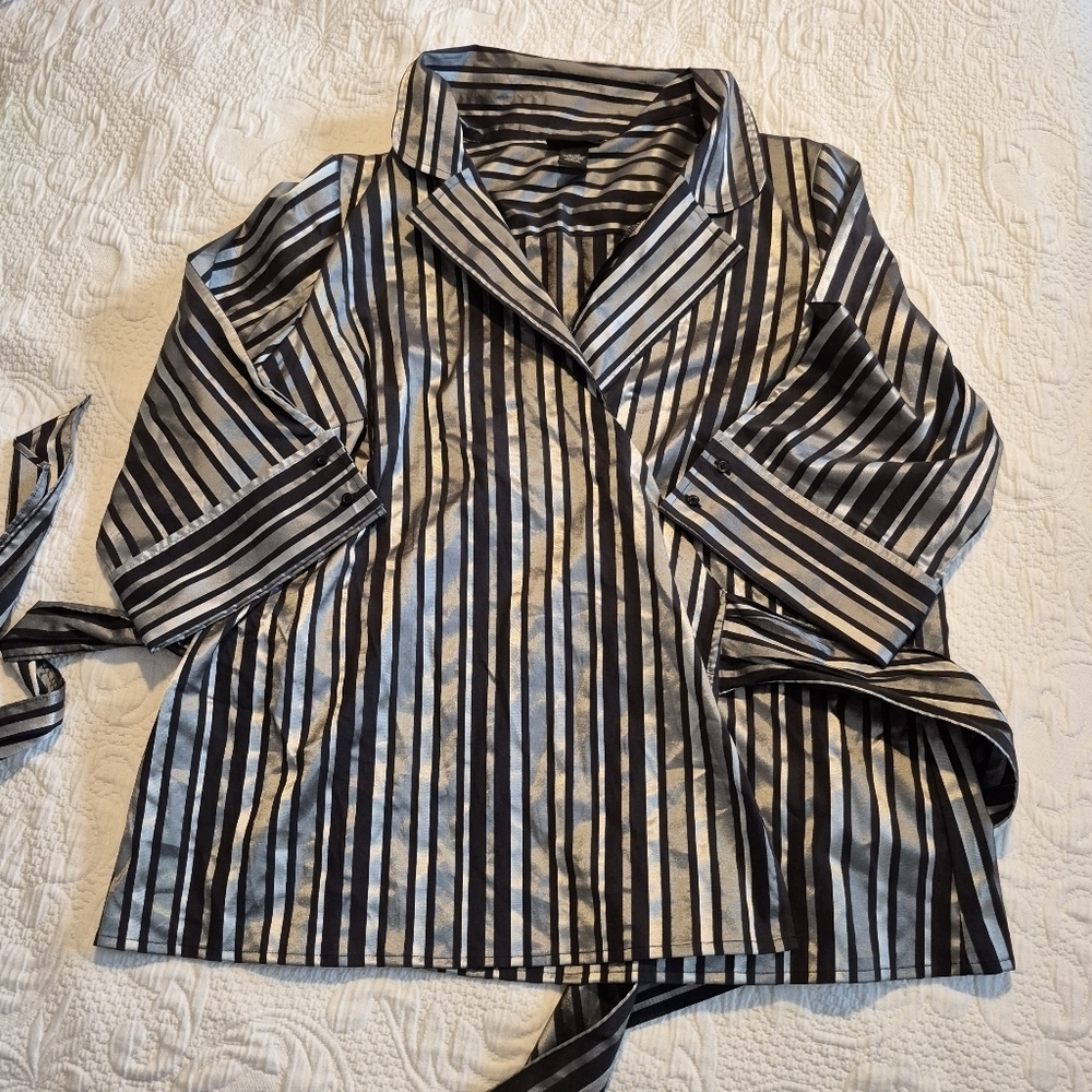 Lane Bryant women's 18/20 silver and black 3/4 sleeve wrap blouse EUC